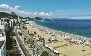 A praia de Copacabana é famosa por seus jogos de futebol de areia (Foto: Unsplash)