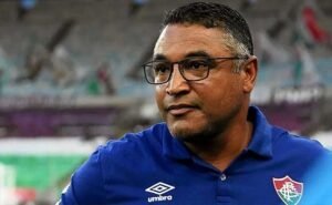 Roger tem desempenho consistente e promissor em diferentes clubes (Foto: Lucas Merçon/Fluminense)