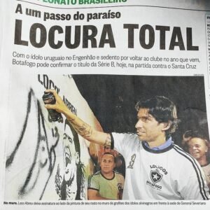 Em 2015, Loco Abreu autografou desenho de Tadeu Nak (Foto: Acervo pessoal)