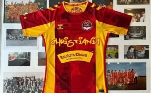 Um dos lemas do Christiania faz trocadilho com a música de torcida do Liverpool (Foto: Divulgação)