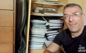 O acervo conta com cerca de 4 mil adesivos, que nunca foram colados (Foto: Acervo pessoal)
