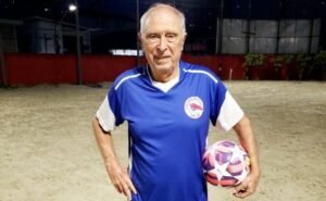 Sérgio Carpentiere joga futebol há décadas no Internacional de Regatas, clube social de Santos (Foto: Acervo pessoal)