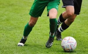 O TikTok, com seu formato de vídeos curtos e altamente engajadores, tem se tornado uma plataforma poderosa para resgatar histórias esquecidas do futebol (Foto: Pixabay)