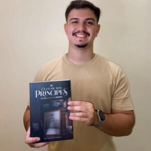 Livro foi escrito por Caio Salgueiro como conclusão de curso de Jornalismo na UFC (Foto: Divulgação)
