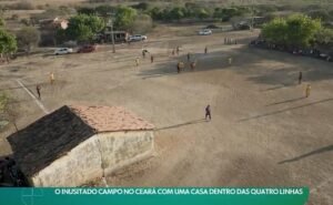 No campo com casa dentro em Mucambo, foi preciso adaptar a regra do futebol (Foto: Reprodução TV Globo)