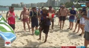 Desafio vencido, o vendedor de caipirinhas se exaltou diante das câmeras (Foto: Reprodução)