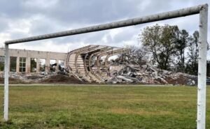 O militar Ostap Sip, que mantém o projeto Stadioners, já visitou oito estádios ucranianos destruídos pela Rússia (Foto: Stadioners)