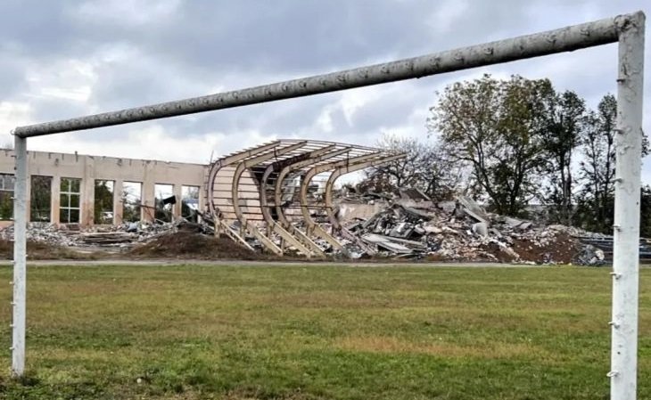 Militar ucraniano visita estádios destruídos pela guerra contra a Rússia