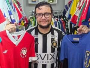 Fernando Silva tem, atualmente, cerca de 160 camisas de 41 clubes do DF (Foto: Acervo pessoal)