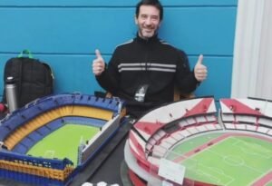 Leo Lermett, de 50 anos, produz miniaturas de estádios desde os 13 anos (Foto: Acervo pessoal)