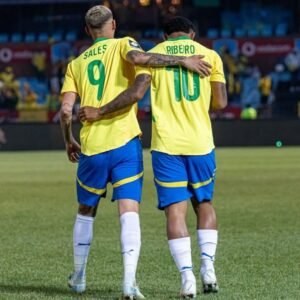 O Mamelodi Sundowns conta com dois brasileiros no time, o meia Lucas Ribeiro e o atacante Arthur Sales (Foto: Mamelodi Sundowns)