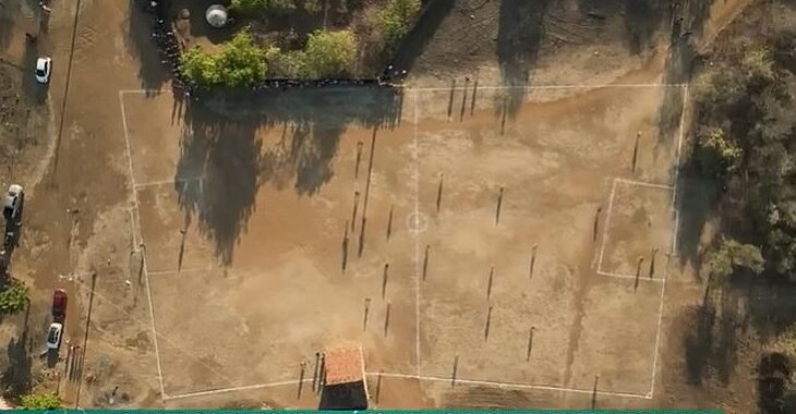 Reportagem sobre campo com casa dentro no Ceará recebe prêmio mundial de jornalismo esportivo