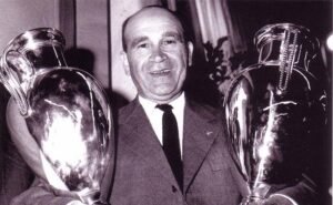 O húngaro Béla Guttmann foi bicampeão europeu em 1961 e 1962, mas saiu brigado com o clube (Foto: Reprodução)