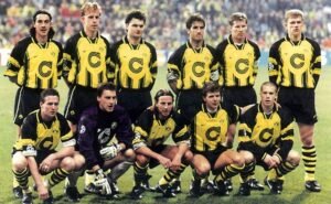 Aquele Borussia Dortmund se sagraria campeão europeu e mundial (Foto: Reprodução)