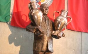 O Benfica inaugurou uma estátua para Béla Guttmann, em 2014, mas não adiantou (Foto: Reprodução)