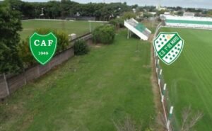 Ferrocarril e 1º de Mayo, clubes da cidade de Chajarí, na província de Entre Ríos: uma das várias rivalidades argentinas separadas por um muro (Arte: Verminosos por Futebol/Estádios de Argentina)