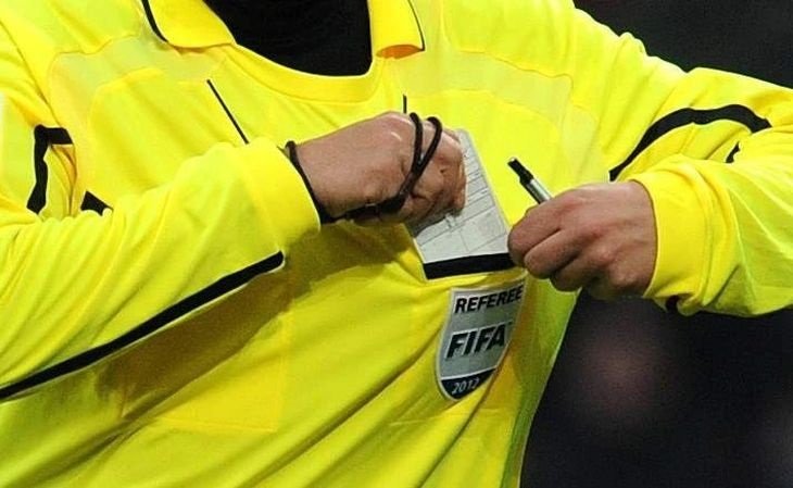 No Brasil, árbitro de futebol não é uma profissão, e o pagamento pelo trabalho é feito pela partida apitada (Foto: Reprodução)