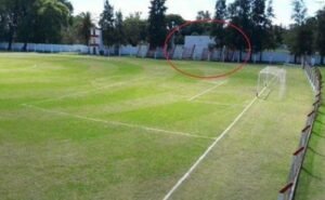 No círculo vermelho, as costas da arquibancada do Atlético Matienzo (Foto: Estádios de Argentina)