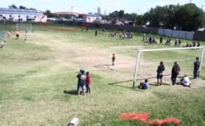 Dentre os times listados, Villa Albino (foto) e Club Porteño (no círculo vermelho) possuem o menor trecho de muro compartilhado (Foto: Estádios de Argentina)