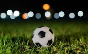 Campo de futebol preparado para uma partida decisiva em competição europeia (Foto: Reprodução)